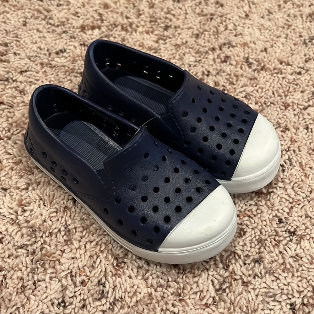 Crazy 8 Kids Sneakers in Navy and White